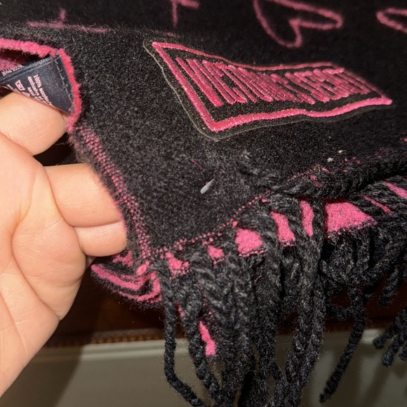 ♥️Victoria's Secret Pink and Black Heart Pattern Scarf - Picture 3 of 7